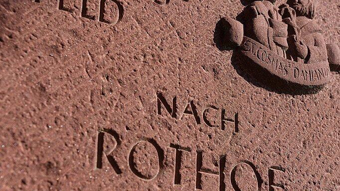 Erinnerung in Hundsfeld - Eine drei Meter hohe Buntstandseinsäule an der Kirche erinnert seit 1988 an die Zwangsumsiedlung nach Rothof im Jahr 1938. Erinnerung in Hundsfeld - Eine drei Meter hohe Buntstandseinsäule an der Kirche erinnert seit 1988 an die Zwangsumsiedlung nach Rothof im Jahr 1938.
