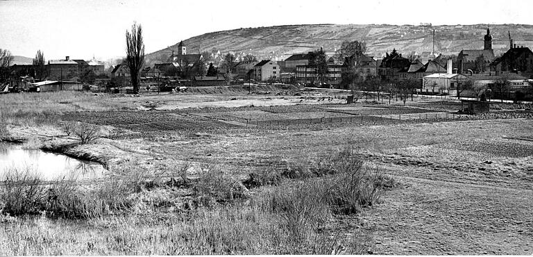 Auf die Mainwiesen wurde der Heidingsfelder Sportverein Anfang der 1960er Jahre umquartiert. Vom künftigen Möbelriesen Neubert in der Nachbarschaft war da noch nichts zu sehen.