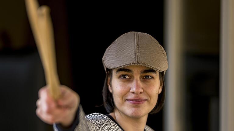 Die Schlagzeugerin Leonie Klein erkundet die Rolle des Schlagzeugs bei Mozart und fördert dabei weit mehr zutage als nur die Musik der 'Entführung aus dem Serail'. Die Schlagzeugerin Leonie Klein erkundet die Rolle des Schlagzeugs bei Mozart und fördert dabei weit mehr zutage als nur die Musik der 'Entführung aus dem Serail'.