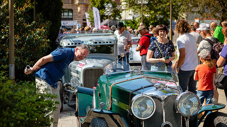 Franken Classic 2023: 150 Automobile waren am Samstag und Sonntag (27. und 28. Mai) auf zwei Ausfahrten in Mainfranken unterwegs. Als die Fahrzeuge an beiden Tagen nachmittags wieder am Regentenbau in Bad Kissingen vorfuhren, war ganz schön viel los.