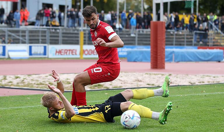 Voller Einsatz: Jonas Wieselsberger (hier noch im Trikot der SpVgg Bayreuth) im Zweikampf mit Kickers-Akteur Dardan Karimani.