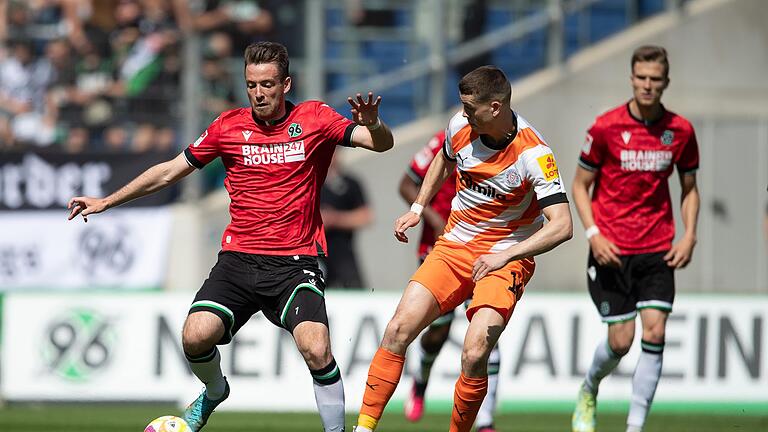 Max Besuschkow (l)       -  Max Besuschkow wechselt von Hannover 96 zum FC Ingolstadt.