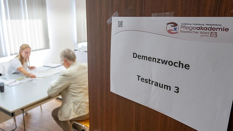 Demenztest       -  270.000 Menschen in Bayern leben mit Demenz. (Symbolbild)