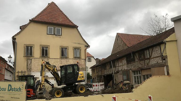 Ein ungewohnter Anblick: Das Fachwerkhaus der Familie Förster in der Weiße-Turm-Straße ist nach dem Abbruch der Werkstatt nun wieder in seinem ursprünglichen Zustand zu sehen.