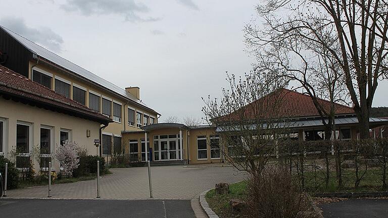 Handlungsbedarf: Die Dächer der Höhberghalle und Schulgebäude in Sulzfeld, die Fassaden und andere Bauteile müssen saniert werden. Die Gemeinde hofft auf einen großzügigen Zuschuss aus dem „Kommunalinvestitionsprogramm Schulinfrastruktur“. Handlungsbedarf: Die Dächer der Höhberghalle und Schulgebäude in Sulzfeld, die Fassaden und andere Bauteile müssen saniert werden. Die Gemeinde hofft auf einen großzügigen Zuschuss aus dem „Kommunalinvestitionsprogramm Schulinfrastruktur“.