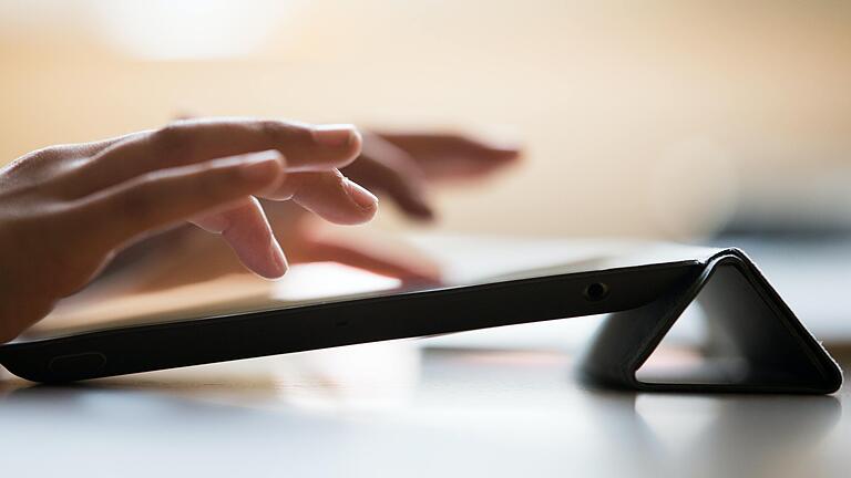 Die Karlstadter Schulen erhalten neue Tablets. Die Karlstadter Schulen erhalten neue Tablets.