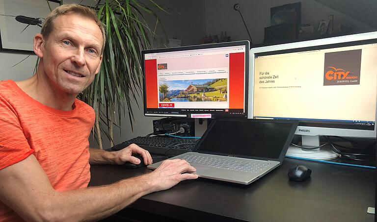 Helmut Zoepffel in seinem Homeoffice-Reisebüro in Würzburg. Helmut Zoepffel in seinem Homeoffice-Reisebüro in Würzburg.