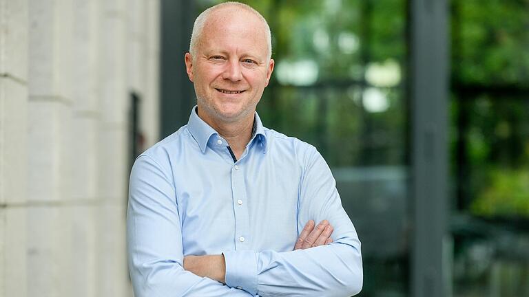 Homeoffice wird teilweise bleiben, feste Büro-Arbeitsplätze werden schwinden: Der Würzburger Personalexperte Simon Klingenmaier hat sich Gedanken gemacht, wie der Arbeitsalltag nach Corona wohl aussehen wird. Homeoffice wird teilweise bleiben, feste Büro-Arbeitsplätze werden schwinden: Der Würzburger Personalexperte Simon Klingenmaier hat sich Gedanken gemacht, wie der Arbeitsalltag nach Corona wohl aussehen wird.