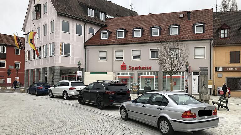 Das bestehende Gebäude mit der Adresse Rathausplatz 1 befindet sich im Eigentum der Sparkasse Mainfranken. Es soll abgerissen und durch einen modernen Neubau mit vier Geschossen ersetzt werden. Das bestehende Gebäude mit der Adresse Rathausplatz 1 befindet sich im Eigentum der Sparkasse Mainfranken. Es soll abgerissen und durch einen modernen Neubau mit vier Geschossen ersetzt werden.
