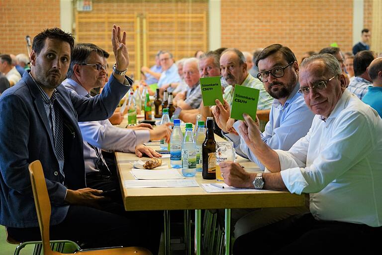Seit an Seit mit dem Nachfolger: Paul Lehrieder (vorne rechts) wird 2025 nicht mehr für den Bundestag kandidieren. Sein Nachfolger soll Marc Zenner (Zweiter von rechts) werden - zumindest wenn es dabei nach der Land-CSU geht.&nbsp;