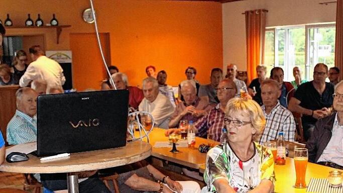 Viele Bilder und Zeitungsausschnitte, von Abteilungsleiter Patrick Werner (links) via Beamer an die Wand geworfen, veranschaulichten für die Vereinsmitglieder die Erzählungen der früheren ESV-Aktiven.