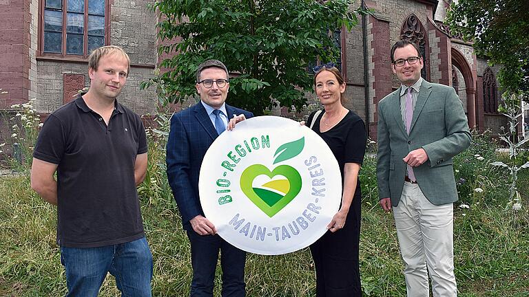 Landrat Christoph Schauder ließ sich das Logo der Bio-Region Main-Tauber-Kreis von Grafikdesignerin Michaela von Koschitzky vorstellen. Über die schnelle Umsetzung des Projekts freuten sich auch Regionalmanager Stefan Fiedler (links) und Erster Landesbeamter Florian Busch (rechts). Landrat Christoph Schauder ließ sich das Logo der Bio-Region Main-Tauber-Kreis von Grafikdesignerin Michaela von Koschitzky vorstellen. Über die schnelle Umsetzung des Projekts freuten sich auch Regionalmanager Stefan Fiedler (links) und Erster Landesbeamter Florian Busch (rechts).