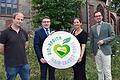 Landrat Christoph Schauder ließ sich das Logo der Bio-Region Main-Tauber-Kreis von Grafikdesignerin Michaela von Koschitzky vorstellen. Über die schnelle Umsetzung des Projekts freuten sich auch Regionalmanager Stefan Fiedler (links) und Erster Landesbeamter Florian Busch (rechts).
