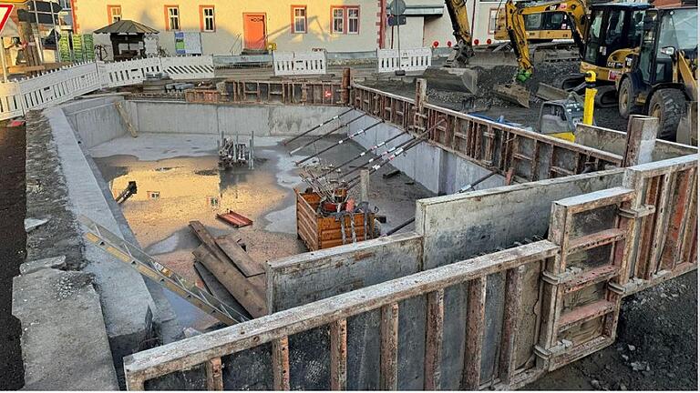 Der Weiher in Stammheim: Die Betonarbeiten sind abgeschlossen, Leitungen müssen noch verlegt werden. Bis zum Weinfest ist er auf jeden Fall fertig, so Bürgermeister Horst Herbert