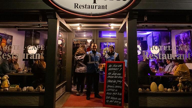 Unter dem Motto 'Eine Stadt, eine Nacht, das Festival' fand das Kneipenfestival 'Honky Tonk' zum ersten Mal in Bad Neustadt statt. Auch in das Hotel Café Rhönperle kamen viele Gäste.