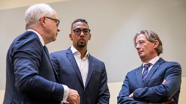 Prozess gegen Jérôme Boateng - Ex-Fußball-Nationalspielers Jérôme Boateng mit seinem Team beim Strafprozess in Müchnen. (Archivbild) Prozess gegen Jérôme Boateng - Ex-Fußball-Nationalspielers Jérôme Boateng mit seinem Team beim Strafprozess in Müchnen. (Archivbild)