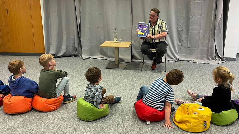 Anja Gaukler begeisterte zahlreiche Kinder mit Geschichten aus dem Buch 'Hey, hey, hey, Taxi' von Saša Stanišić.