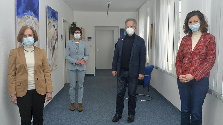 Dr. Eva-Maria Dittmer (links) wurde zur kommissarischen Leiterin des Gesundheitsamtes, Yasemin Eryanar (rechts) zu ihrer Stellvertreterin berufen. Hierzu gratulierten Landrat Reinhard Frank sowie (im Hintergrund) Gesundheits- und Sozialdezernentin Elisabeth Krug.