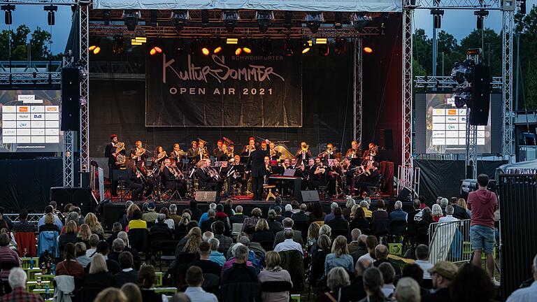 Die Schweinfurter Bläserharmonie beeindruckte unter dem Motto 'That´s what friends are for' beim Abschlusskonzert des Kultursommers.