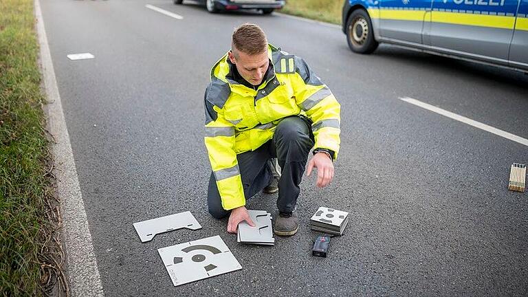 Ein Unfallanalytiker bei einer Untersuchung an der Unfallstelle. Unterfrankenweit sind für die Dekra sieben Sachverständige im Einsatz.