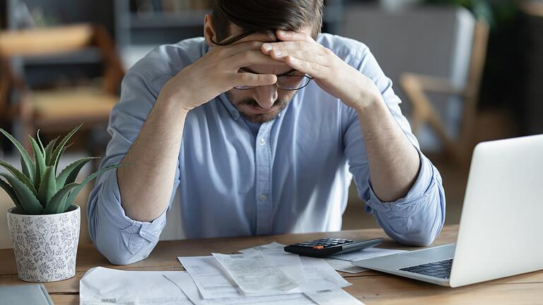 Rechnungen, Mahnungen, Schulden: Viele Menschen kommen bedingt durch die steigenden Lebenshaltungskosten in finanzielle Nöte. Hilfe gibt es in Schweinfurt bei der Kolping-Schuldner-und Insolvenzberatung.