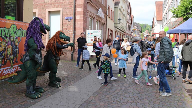 Zwei Dinos der Band Heavysaurus, die am 1. Oktober in der Stadthalle auftritt, waren am Samstag die Attraktion für Kinder in der Lohrer Innenstadt.&nbsp;