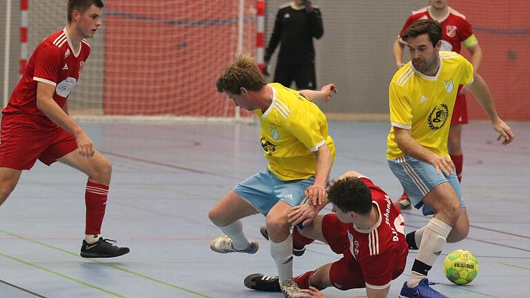 Dreikönigsturnier beim SV Römershag - Szene aus dem Spiel des SV Detter/Weißenbach gegen die DJK Schondra. Dreikönigsturnier beim SV Römershag - Szene aus dem Spiel des SV Detter/Weißenbach gegen die DJK Schondra.