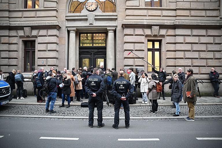 Medienvertreter warten zu Prozessbeginn gegen den Angeklagten Christian B. vor dem Landgericht Braunschweig auf Einlass. Ermittler verdächtigen den 47-Jährigen, der aus Unterfranken stammt, auch im Fall Maddie.&nbsp;