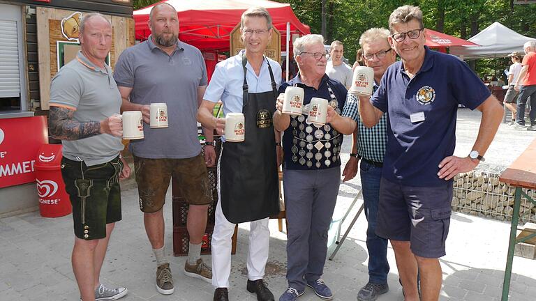 Der Wildpark ist traditionell der Ort, an dem der Stadtteil Deutschhof seine Kirchweih feiert. Mit allem, was dazugehört. Auch dem Bieranstich, wie auf diesem Archivbild von 2019.