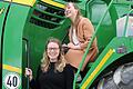 Die Schwestern Susanne (links) und Franziska Wolf übernehmen den landwirtschaftlichen Betrieb ihrer Eltern in Eußenheim.&nbsp;