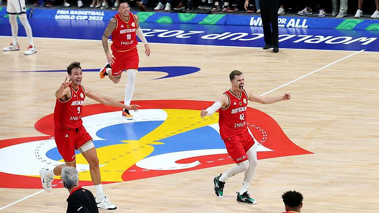 Basketball-WM 2023 - USA - Deutschland       -  Deutschlands Profis jubeln nach dem WM-Halbfinale.