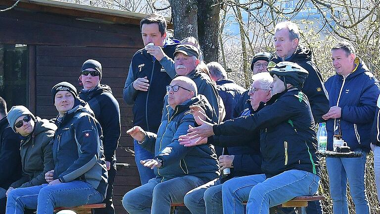 Rhöner Fußball-Nachlese       -  Der anfliegende Ball versetzt diese Zuschauer in Aufregung, und zwar am Rande des Spiels der SG Rothhausen/Volkershausen gegen den TSV Thundorf II.