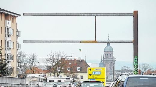 Zeppelinstraße:  Eine von mehreren Verkehrsschilderbrücken, die ihren Sinn verloren haben, weil die Schilder aus Sicherheitsgründen abmontiert wurden. Für eine Verbesserung der Standfestigkeit der Anlage hat die Stadt offenbar kein Geld.