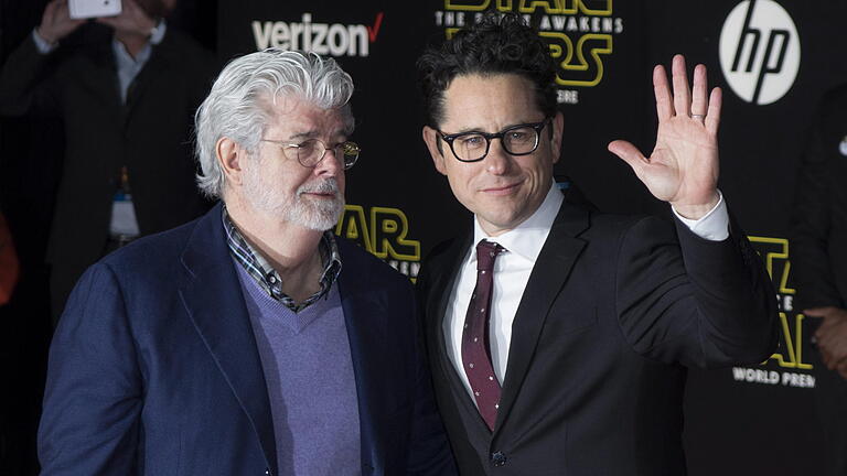 Die Macht ist erwacht: Weltpremiere für neuen 'Star Wars'-Film       -  Weltpremiere für neuen 'Star Wars'-Film: Auch Regisseur J.J. Abrams (rechts) und sein Vorgänger und Schöpfer der Sternenwelt George Lucas zeigten sich auf dem roten Teppich.