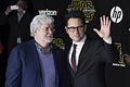 Die Macht ist erwacht: Weltpremiere für neuen 'Star Wars'-Film       -  Weltpremiere für neuen 'Star Wars'-Film: Auch Regisseur J.J. Abrams (rechts) und sein Vorgänger und Schöpfer der Sternenwelt George Lucas zeigten sich auf dem roten Teppich.