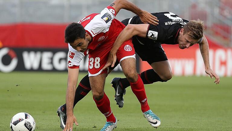 Kickers mit guter Leistung beim 2:2 gegen Erstligist Mainz       -  Maximilian Ahlschwede (rechts) im Zweikampf mit Gerrit Holtmann. Foto: Frank Scheuring