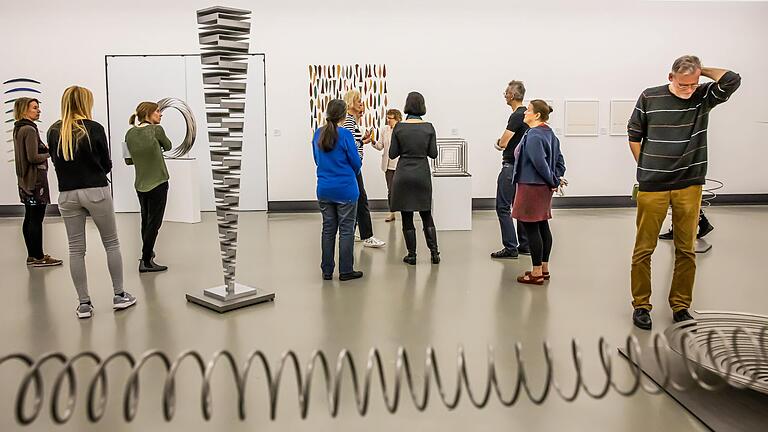 'Farbe im Stein - Schwingung im Metall' heißt die Ausstellung, die bis Ende Juli im Würzburger Kulturspeicher zu sehen ist. Bei einer ersten Führung versprach Museumsleiterin Marlene Lauter, dass Aufseher einen Teil der Exponate regelmäßig in Bewegung versetzen werden. 'Farbe im Stein - Schwingung im Metall' heißt die Ausstellung, die bis Ende Juli im Würzburger Kulturspeicher zu sehen ist. Bei einer ersten Führung versprach Museumsleiterin Marlene Lauter, dass Aufseher einen Teil der Exponate regelmäßig in Bewegung versetzen werden. 