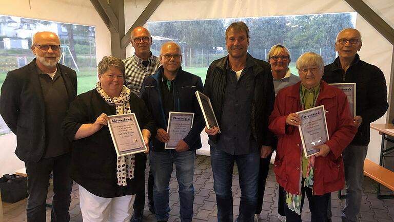 Das Bild zeigt (von links): Vorstand Gerd Dobesch, Gabriele Müller (50 Jahre), Vorstand Rainer Obmann, Werner Elsinger (50), Guntram Leimeister (50), Vorstand Katja Wagner-König, Marianne Riedel (40), Josef Fleischmann (40). Die Jubilare für 65-jährige Mitgliedschaft, Rosemarie Liebler und Wolfgang Mehling, konnten an der JHV nicht teilnehmen.