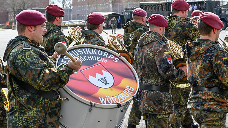 Kommandoübergabe des Logistikbataillons 467 in der Mainfrankenkaserne in Volkach durch Oberst Alexander Heinze von Oberstleutnant Holm Schreiter an Oberstleutnant Manuel Goldschmitt.