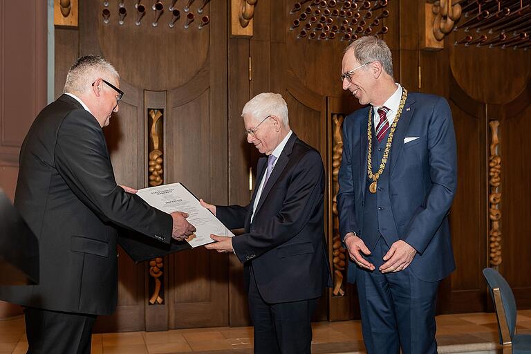 Josef Schuster bei der Verleihung der Ehrendoktorurkunde durch die Universität Würzburg Anfang November, mit Präsident Paul Pauli (rechts) und dem Dekan der katholisch-theologischen Fakultät Matthias Remenyi. Josef Schuster bei der Verleihung der Ehrendoktorurkunde durch die Universität Würzburg Anfang November, mit Präsident Paul Pauli (rechts) und dem Dekan der katholisch-theologischen Fakultät Matthias Remenyi.