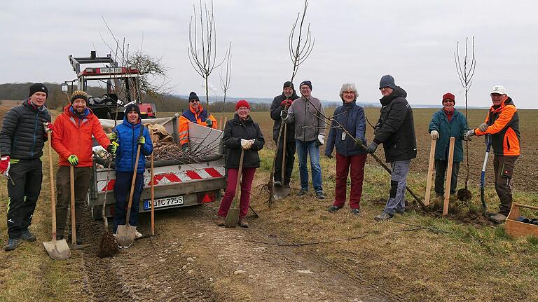 Bei der jüngsten Baumpflanzaktion des Obst- und Gartenbauvereins und des Bundes Naturschutz in Gerbrunn (von links): Markus Schmitt (OGV Beisitzer), Clemens Unterdörfler (BUND), Leon Hasenstein, Alfred Engert (OGV 1. Vorstand), Gabi Golitschek (BUND), Stefan Amend (OGV Beisitzer), Bruno Kraft (OGV 2. Vorstand), Karin Heck (BUND), Klaus Dünninger (OGV Revisor), Ute Reichelt (BUND) und Burkard Helfrich (BUND). Bei der jüngsten Baumpflanzaktion des Obst- und Gartenbauvereins und des Bundes Naturschutz in Gerbrunn (von links): Markus Schmitt (OGV Beisitzer), Clemens Unterdörfler (BUND), Leon Hasenstein, Alfred Engert (OGV 1. Vorstand), Gabi Golitschek (BUND), Stefan Amend (OGV Beisitzer), Bruno Kraft (OGV 2. Vorstand), Karin Heck (BUND), Klaus Dünninger (OGV Revisor), Ute Reichelt (BUND) und Burkard Helfrich (BUND).