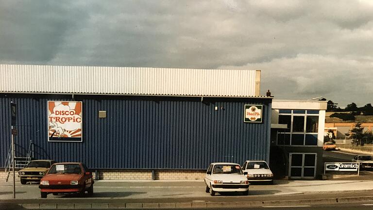 Die ehemalige Diskothek Tropic, der Anbau rechts war früher die Spielhalle der Disco, später dann Videothek. Die ehemalige Diskothek Tropic, der Anbau rechts war früher die Spielhalle der Disco, später dann Videothek.