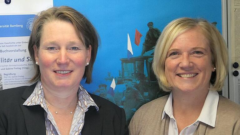 Die Herausgeberinnen Sabine Freitag (rechts) und Gabriele Wiesemann legen ein bisher einmaliges Buch über die Bedeutung des Militärs für dieBamberger Stadtgeschichte vor.