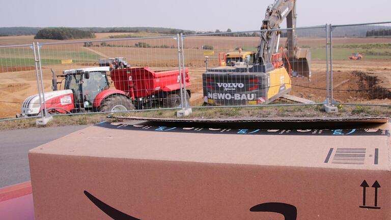 Im Gewerbepark A 71 entsteht das neue Amazon Verteilzentrum. Die Mitarbeiter dort sollen  11,62 Euro pro Stunde verdienen. Benedikt Borst       -  Im Gewerbepark A 71 entsteht das neue Amazon Verteilzentrum. Die Mitarbeiter dort sollen  11,62 Euro pro Stunde verdienen. Benedikt Borst