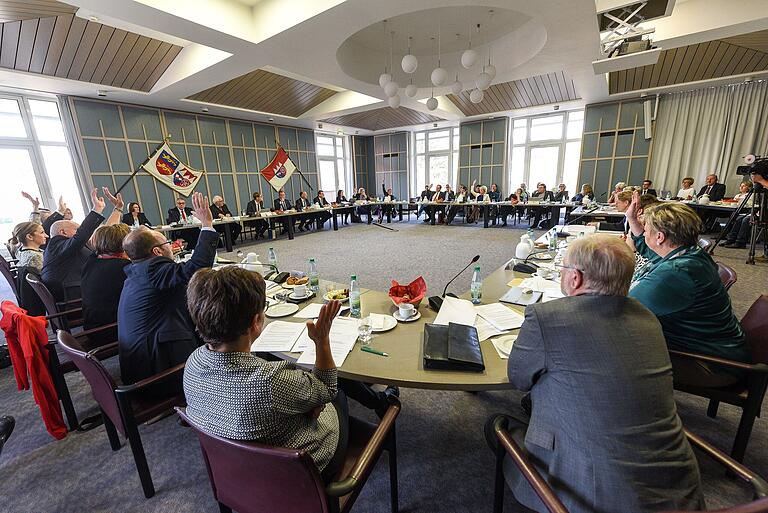 Dieses Bild wird sich in neuer Zusammensetzung nach der Wahl am Sonntag wiederholen: Die konstituierende Sitzung des Bezirkstags Unterfranken im Sitzungssaal des Verwaltungsgebäudes des Bezirks in Würzburg am 6. November 2018. Dieses Bild wird sich in neuer Zusammensetzung nach der Wahl am Sonntag wiederholen: Die konstituierende Sitzung des Bezirkstags Unterfranken im Sitzungssaal des Verwaltungsgebäudes des Bezirks in Würzburg am 6. November 2018.