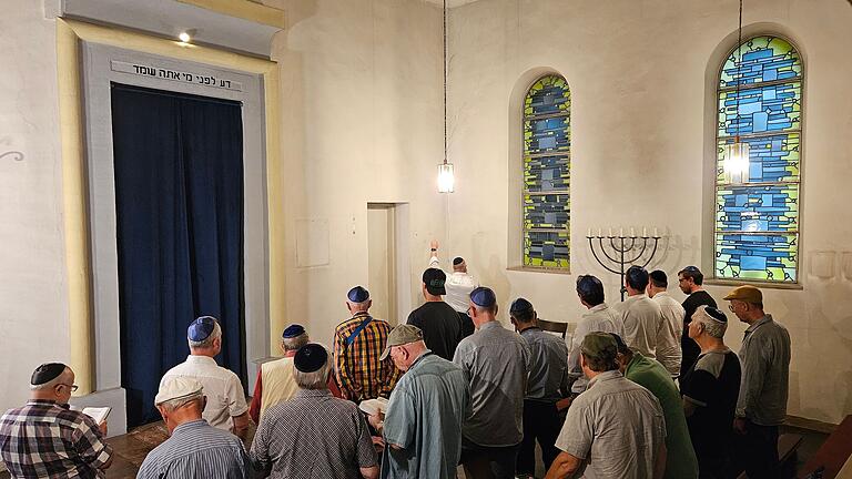 'Wisse, vor wem du stehst' lautet die Inschrift auf dem Rahmen für den Thora-Schrein. Rabbiner Shlomo Zelig Avrasin wendet sich zum Mincha-Gebet nach Osten, Richtung Jerusalem. 'Wisse, vor wem du stehst' lautet die Inschrift auf dem Rahmen für den Thora-Schrein. Rabbiner Shlomo Zelig Avrasin wendet sich zum Mincha-Gebet nach Osten, Richtung Jerusalem.