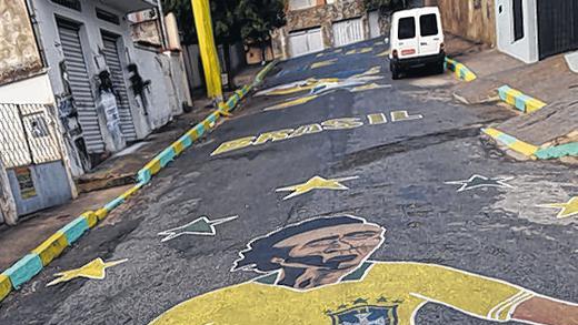 Ein Fußballer-Bild auf Asphalt im Viertel Sagrada Familia in Belo Horizonte. Was von der WM-Euphorie in Brasilien übrig bleiben wird, muss sich erst noch zeigen. Ein Fußballer-Bild auf Asphalt im Viertel Sagrada Familia in Belo Horizonte. Was von der WM-Euphorie in Brasilien übrig bleiben wird, muss sich erst noch zeigen.