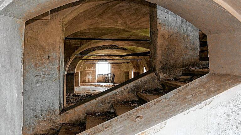 Durchblick: Das Treppenhaus des ehemaligen Hofgutes könnte auch zu einem Schloss gehören. Durchblick: Das Treppenhaus des ehemaligen Hofgutes könnte auch zu einem Schloss gehören.