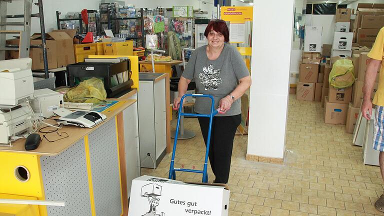 Ingrid Warmuth richtet den ehemaligen Kupsch-Markt in der oberen Karlstadter Hauptstraße ein. Zunächst führt sie Schreibwaren und die Postfiliale. Später soll noch etwas dazukommen – was, das verrät sie noch nicht offiziell. Ingrid Warmuth richtet den ehemaligen Kupsch-Markt in der oberen Karlstadter Hauptstraße ein. Zunächst führt sie Schreibwaren und die Postfiliale. Später soll noch etwas dazukommen – was, das verrät sie noch nicht offiziell.