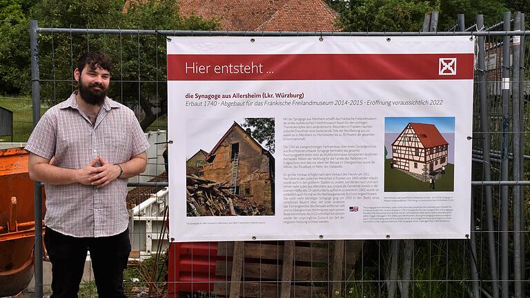 Jonas Blum forscht im Fränkischen Freilandmuseum Bad Windsheim über die Allersheimer Synagoge. Intensiv befasst er sich mit Biographien. Für den Wiederaufbau der Synagoge im Freilandmuseum gibt es nun Geld aus dem bayerischen Kulturfonds.
